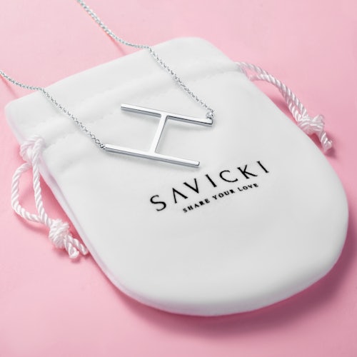 Naszyjnik celebrytka litera H Savicki: srebrny, biały szafir